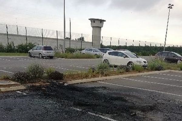 Deux voitures de surveillants cibles de cocktails Molotov 