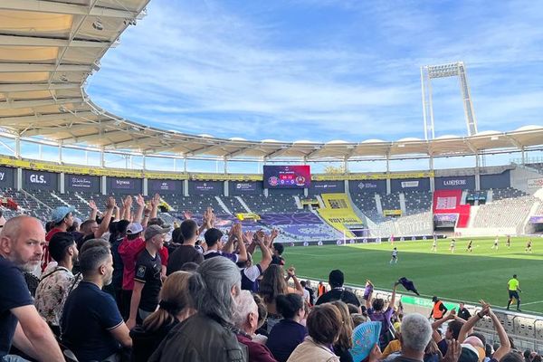 Pour la première fois de leur histoire, les joueuses du TFC foulent la pelouse du Stadium (Toulouse).