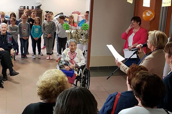 Marie-Louise Delefortrie entourée de sa famille, des élus et des jeunes à Saint-André-lez-Lille