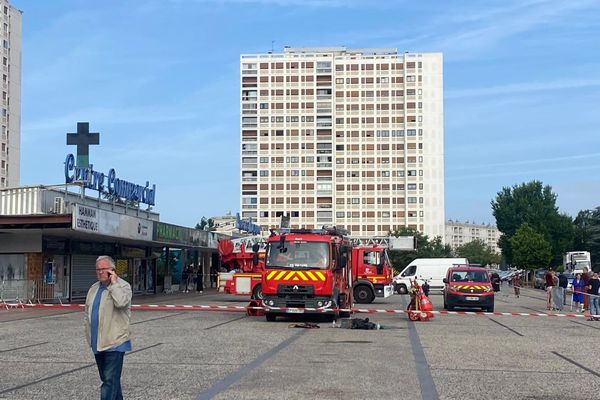 Un véhicule bélier a été projeté sur le centre commercial des Couronneries vendredi 28 juin.