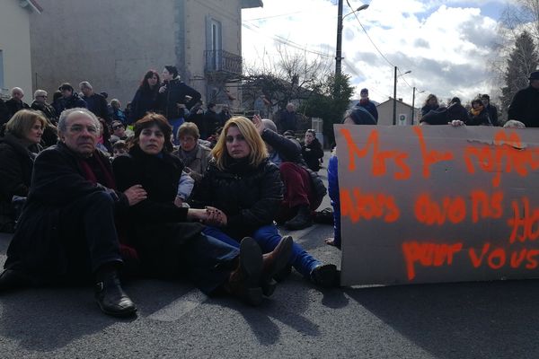 Aude Torrent et son comité de soutien se sont rassemblés, samedi 17 mars, devant la gendarmerie de Langeac en Haute-Loire. 