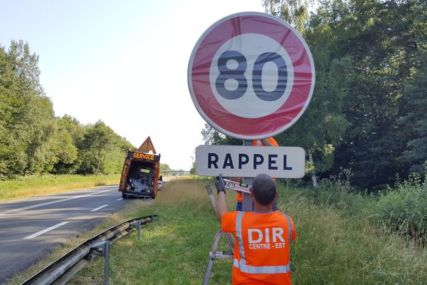 Les panneaux tout neufs indiquent la nouvelle réglementation.