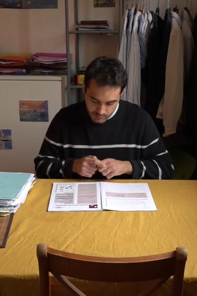 Paul est un étudiant de Sciences-Po, logé en contrepartie de cours qu'il donne dans son quartier.