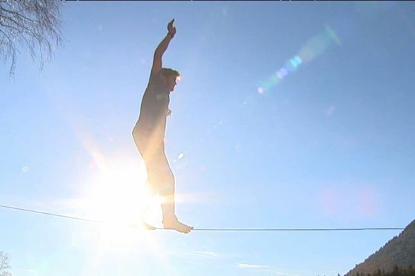 La slackline demande une forte concentration et une bonne préparation