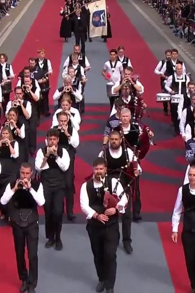 3000 musiciens et danseurs, dont beaucoup de jeunes, ont défilé ce 15 août à Lorient pour la Grande Parade des Nations Celtes, moment phare du Festival Interceltique.