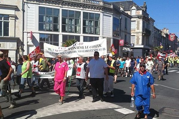 Les salariés de Plysorol défilent dans le centre-ville de Fontenay-le-Comte