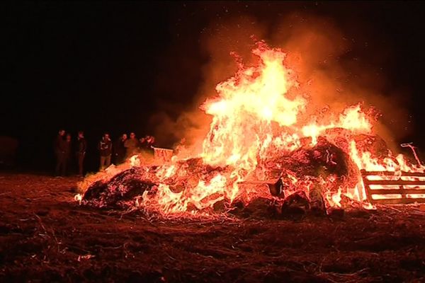 Feux de détresse allumés jeudi 19 septembre par les agriculteurs à Abbeville dans la Somme