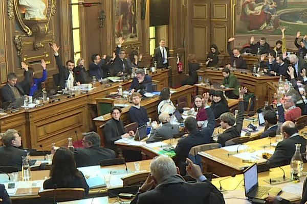 Le conseil municipal de Lyon a voté un congé paternité de 10 semaines pour ses agents.