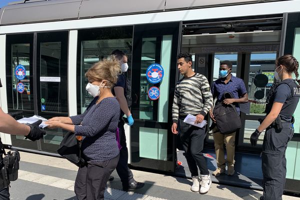 Les policiers allemands contrôlent chaque passager au terminus "Kehl-Bahnhof", mercredi 27 mai 2020