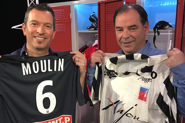 Stéphane Moulin, entraîneur du Angers SCO au côté d'Anthony Brulez sur le plateau d'#USBFOOT 