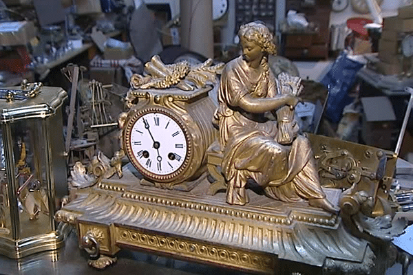 Chaque horloge passée dans les mains de Vincent Pérez reprend vie.