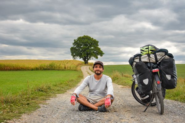 Hans Andia va aller jusqu'à Paris à vélo pour inciter ses compatriotes à voter lors du deuxième tour de la présidentielle au Chili.