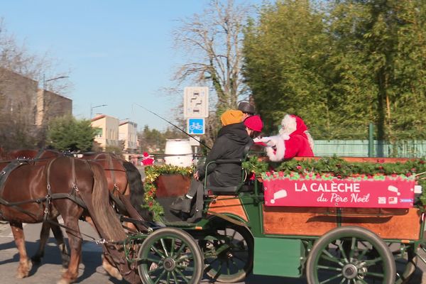 Le Père Noël arrivant dans le quartier des Izards à Toulouse.