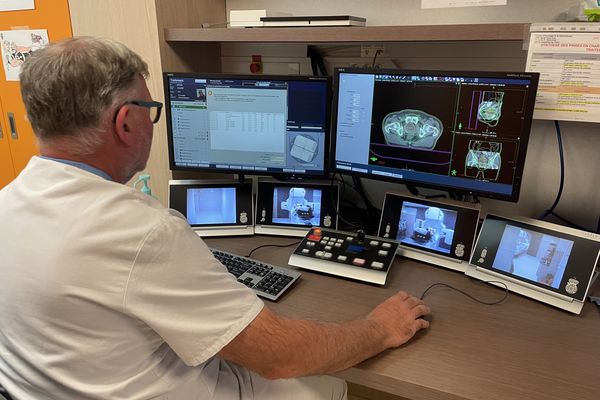 Un médico technicien