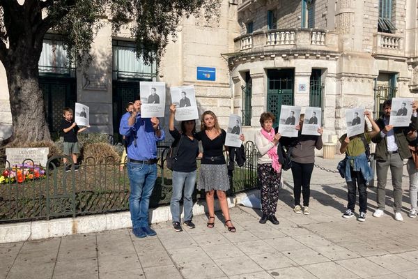 Deux ans jour pour jour après l'assassinat de Samuel Paty, une centaine de Niçois lui ont rendu hommage.