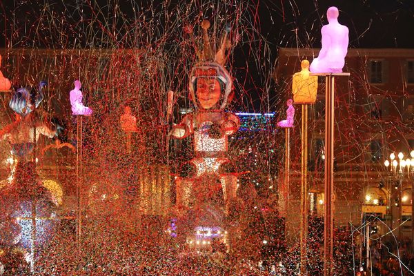 Le roi du carnaval de Nice, sur la place Massena