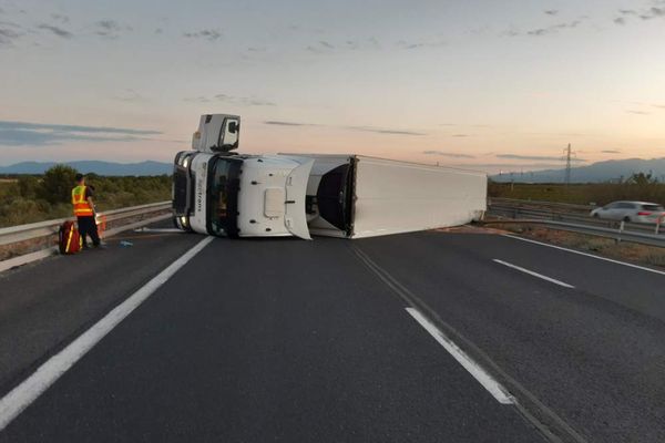 Le camion renversé en travers des voies a provoqué la fermeture de l'autoroute A9 durant toute la nuit.