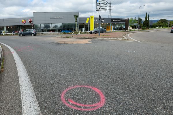 Un homme circulant en scooter a été tué par balle, dans la nuit du 11 mai 2023, sur ce rond-point de la zone commerciale de Valence 2.