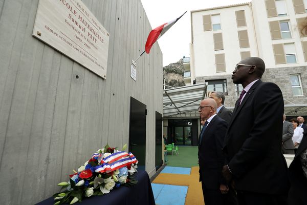 Hommage à Samuel Paty en présence d'Eric Ciotti, président des Républicains (LR), et de Malamine Sissoko, inspecteur d'académie de la circonscription de Menton, à l'école maternelle Samuel Paty de Cap d'Ail.