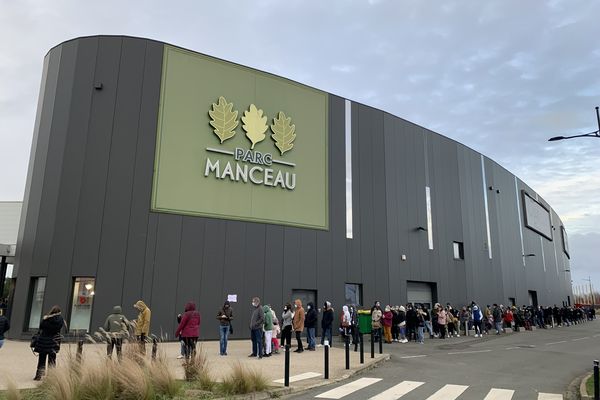 Au Mans, devant le centre du parc Manceau ce dimanche 2 janvier. Certains ont patienté 4 heures et demie avant d'accéder à un test de dépistage du Covid-19.