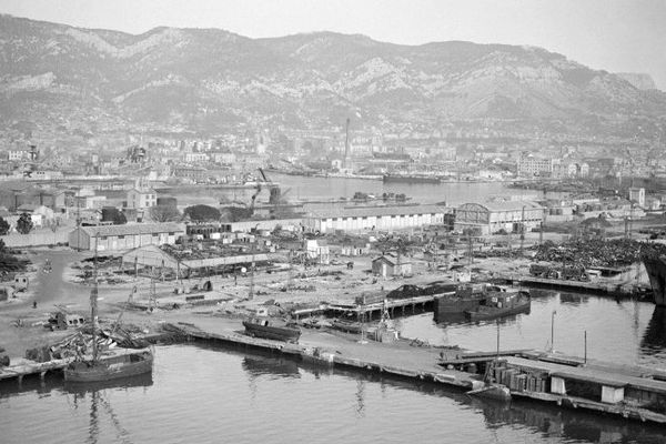 Vue prise en février 1946 du port de Toulon. 