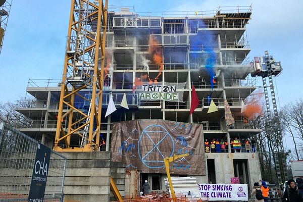 Une action d'Extinction Rébellion rue du Chêne Jaunais à Nantes .