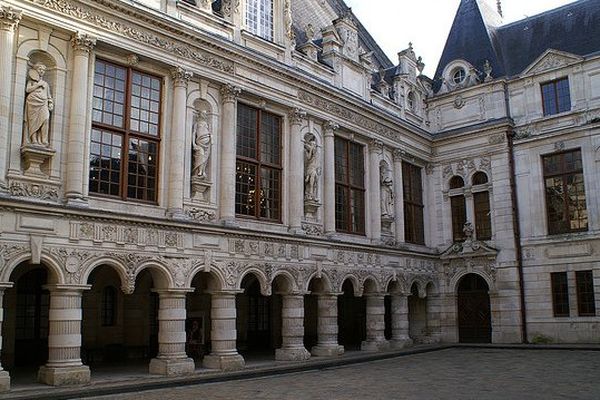 La mairie de La Rochelle avant l'incendie du 28/06/2013