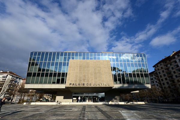 Le procès de cet homme de 47 ans, jugé pour le meurtre de sa compagne, aura lieu devant la cour d'assises de la Haute-Savoie, du lundi 28 mars au vendredi 1er avril.