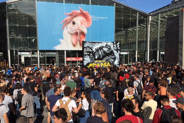 Des centaines de personnes réunies pour réclamer justice pour Adama Traoré, sur le parvis de la Gare du Nord à Paris, samedi 13 octobre.