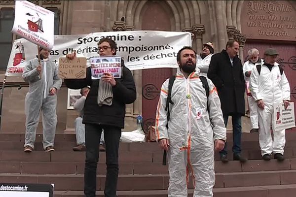 Les militants du collectif Destocamine, en blanc, sur les marches de l'Eglise Saint-Etienne de Mulhouse