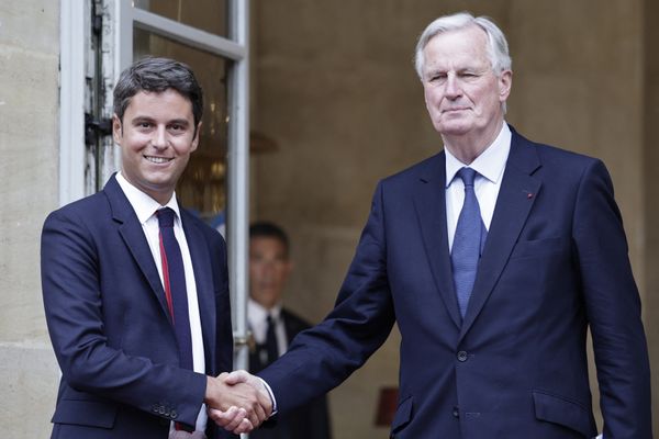 Passation de pouvoir entre l'ancien premier ministre Gabriel Attal et le nouveau, Michel Barnier, le 5 septembre 20124 devant l'hôtel Matignon. Le nouveau gouvernement a été annoncé 16 jours plus tard, un délai inédit.