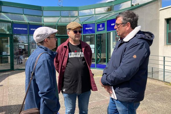 Ce dimanche 2 juin 2024, Stéphane Le Labourier coprésident de la section Concarneau-Quimperlé de la Ligue des droits de l'homme et deux autres membres de l'association sont revenus devant le centre culturel de Rosporden où un ex-candidat aux législatives a fait un salut nazi deux jours auparavant.