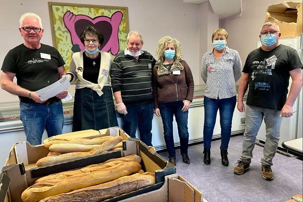 Dans le centre des Restos du Cœur Nancy Bonnevay, les bénévoles distribuent des denrées alimentaires, des produits d'hygiène, des vêtements, des livres, de la vaisselle mais aussi des produits bébé, des accessoires ou encore des poussettes.