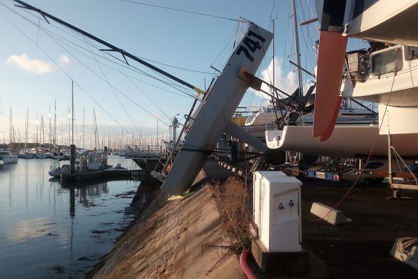  Bateau suspendu au dessus de la digue, à La Trinité-sur-Mer (56) suite au passage de la tempête Alex