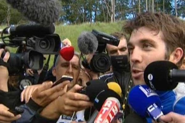 14 juillet 2014 : Thibaut Pinot est interviewé par les journalistes après sa deuxième place dans l'étape Mulhouse-La Planche des Belles Filles.