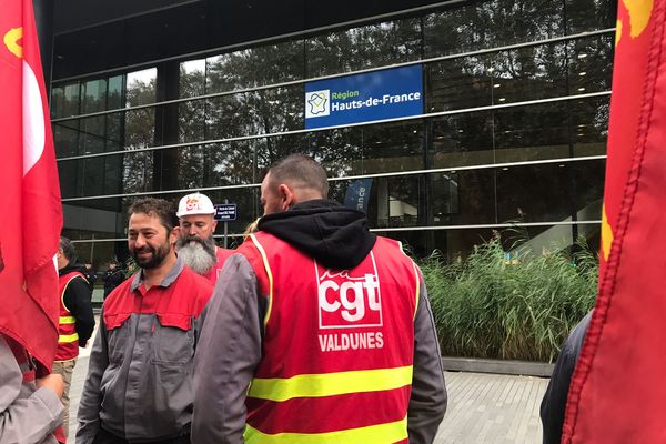 Des salariés de Valdunes devant le siège du conseil régional des Hauts-de-France, à Lille, ce jeudi 5 octobre 2023.