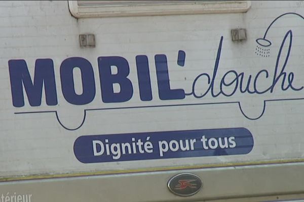 Astucieux : un camping car réaménagé propose des douches, de l'hygiène , de la convivialité et et un peu d'intimité aux sans abris d'Avignon.