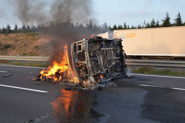 Le fourgon accidenté à hauteur de Fitou, au nord de Perpignan, a pris feu - 21 décembre 2015