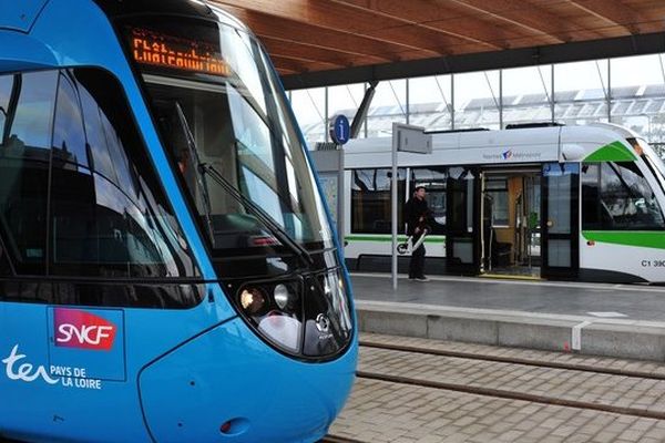 Tramtrain et tramway Nantais en correspondance à la station Haluchère