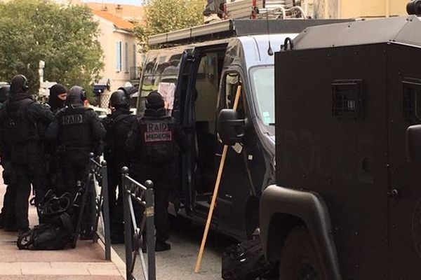 Les policiers d'élite du RAID prêts à intervenir à Saint-Raphaël. 