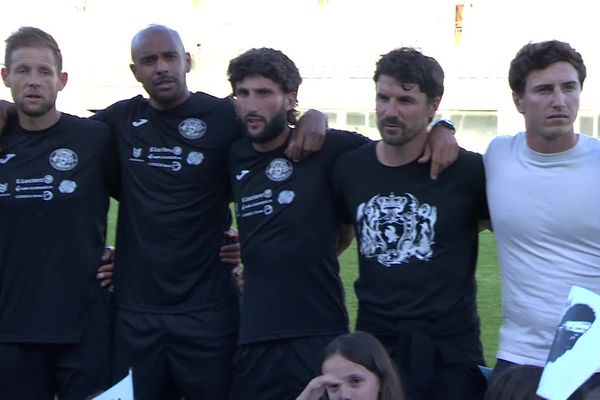 La Squadra corsa avant le coup d'envoi du match, alors que retentit le Diu vi salvi Regina.