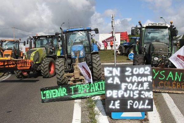 Les agriculteurs ont installé des barrages filtrants à l'entrée de Marciac, dans le Gers.