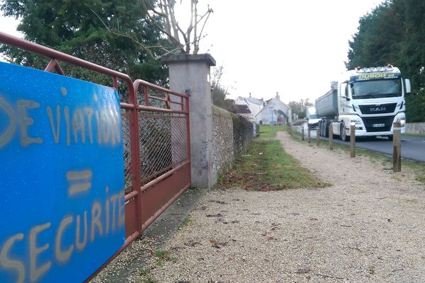 60 pancartes et affiches dans le bourg pour la déviation impossible de ne pas savoir ce qui préoccupe les habitants du village.  