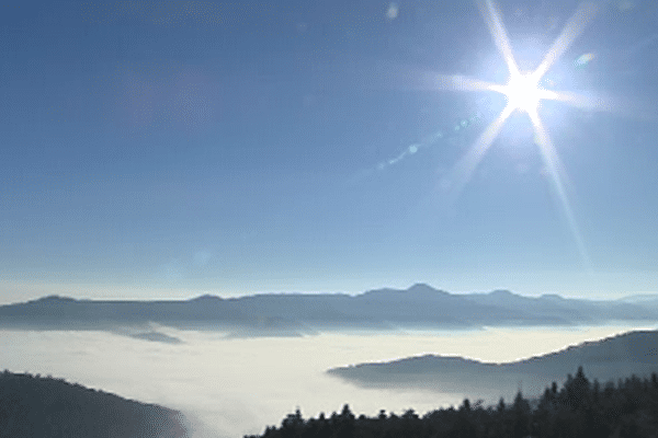 Au-dessus de la couverture de nuage et de pollution, le soleil !