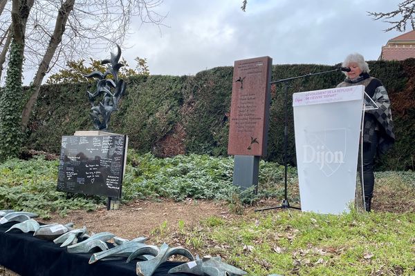 Sylvie Forest, mère d'une victime, à la tribune le 4 février 2022 lors de l'inauguration de la nouvelle stèle en hommage aux 11 victimes de l'explosion de l'immeuble Avenue Eiffel