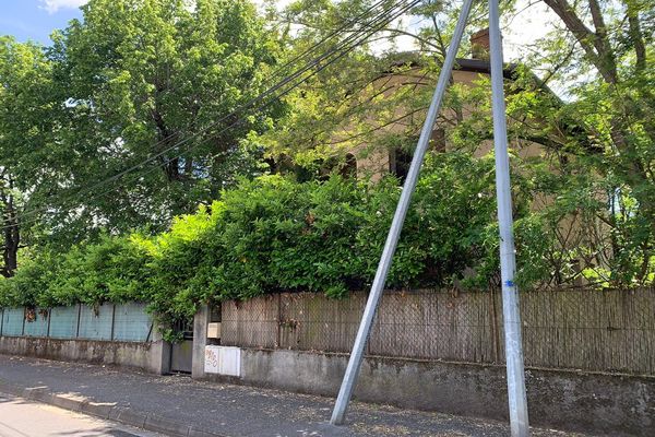 La maison inoccupée par ses propriétaires est squattée depuis le week-end de l'Ascension par une dizaine de personnes, chemin de la Garonne à Toulouse