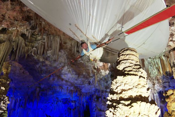 Dans la grotte de la Salamandre à Saint-Privat-de-Champclos dans le Gard, on peut monter à bord de l'Aéroplume. Une expérience inédite.