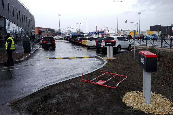 Des agents de sécurité ont été embauché par le fast-food afin de réguler la circulation sur le parking de Burger King. Une quinzaine de places sont mises à disposition des clients. 