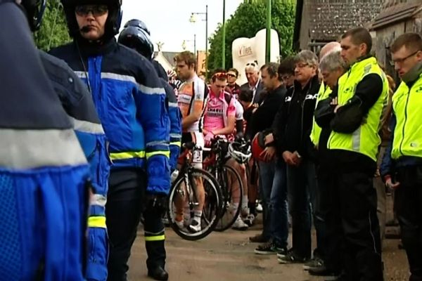 Les organisateurs, cyclistes et motards ont observé de longues minutes de recueillement en hommage au motard bénévole disparu jeudi 13 juin sur le Tour Nivernais Morvan