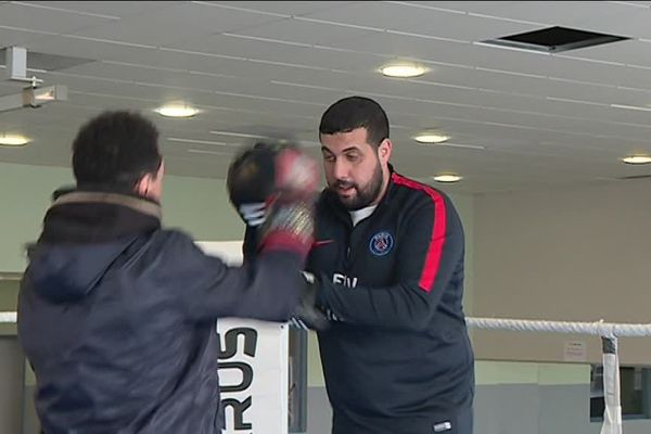 Mehdi Oumiha, en train d'entraîner son neveu et champion du Monde Sofiane